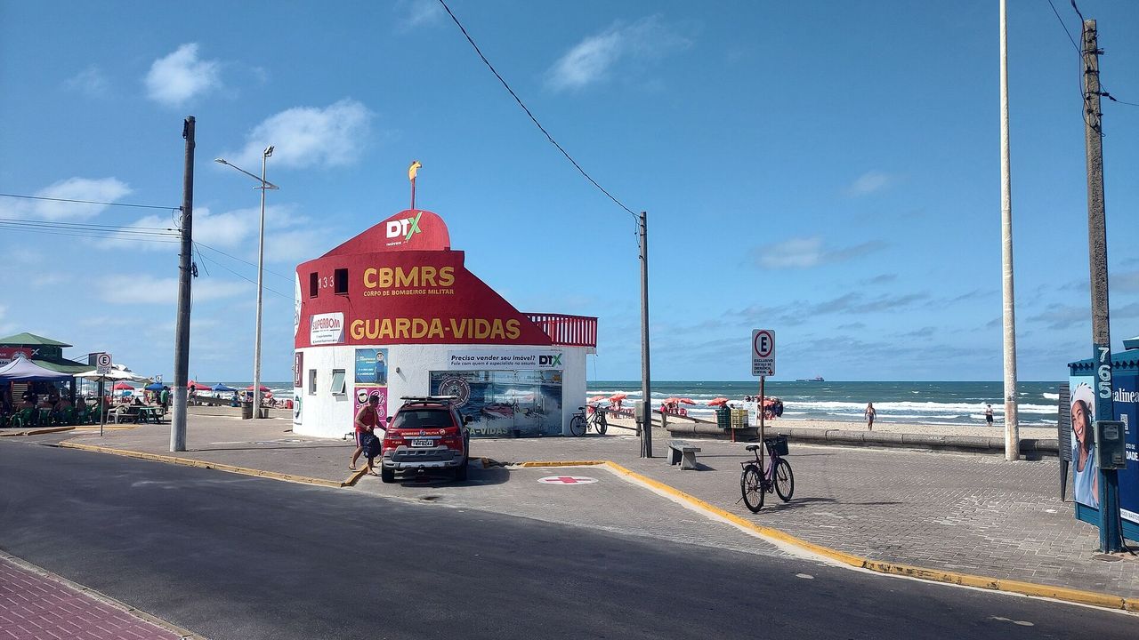 Guarita de guarda-vidas na orla de Imbé, com o mar ao fundo